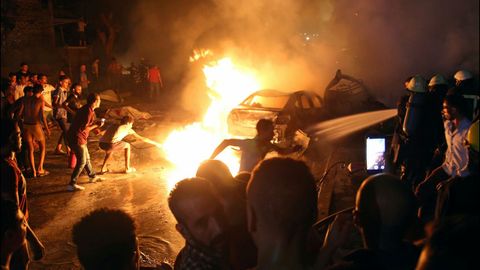 El coche incendiado en El Cairo