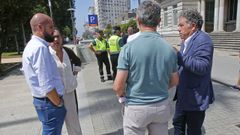 Iv�n Puentes y Fern�ndez Lores, el pasado�lunes tras el minuto de silencio que se guard� en el Subdelegaci�n del Gobierno por el crimen machista de Oia