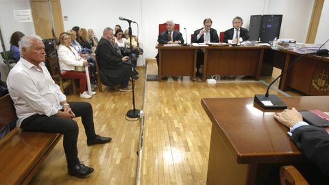 El acusado, de blanco, durante el juicio