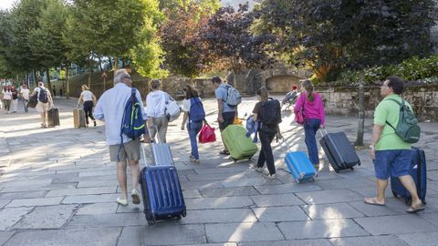 Imagen de archivo de turistas con maletas en Santiago.