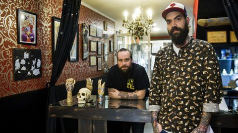 Quenlla Tatuaxe Iván «Phoghett» y Don Jas. El local Quenlla Tatuaxe, ubicado en la calle del Sol, es de los veteranos del sector y los socios han recibido premios en diversas convenciones.