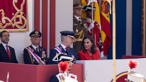 Los Reyes Don Felipe y Doa Letizia durante el desfile militar