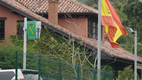Presencia policial en las inmediaciones del Cuartel de la Guardia Civil de Llanes. El agente de la Guardia Civil que mat� a su expareja, tambi�n miembro del cuerpo falleci� como consecuencia de los disparos que recibi� por otros agentes que intentaron que no huyera y repeler la agresi�n a la v�ctima