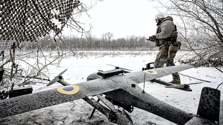 Un soldado prepara un dron para su lanzamiento en la guerra de Ucrania.