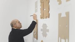 Pepe Barro, nestes d�as atr�s, dando os derradeiros retoques � montaxe da mostra �O arquivo de Barro� na sala de Didac. 