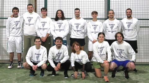 Foto de familia de los participantes en el evento solidario Todo  Deporte!, organizado por el club de ftbol sala femenino A Gaiola, de Santiago, en las instalaciones del gimnasio Squash. El conductor de la gala, Manu Reimndez, destac la calidade persoal de los invitados.