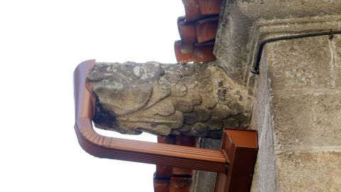 Un caleiro tapa a boca de sa�da dunha g�rgola do Pazo de Vista Alegre en Vilagarc�a.