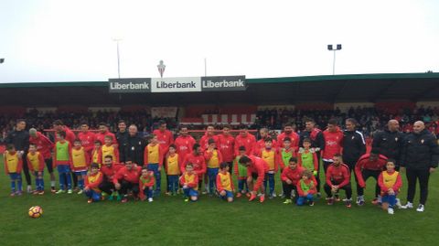 La plantilla posa con los ni�os en Navia