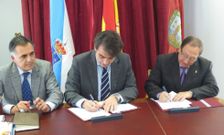 Foto de archivo de De Santiago y Blanco, en la firma de un convenio con Diego Calvo. 