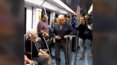 Una pareja de ancianos baila hip hop en el metro de Barcelona