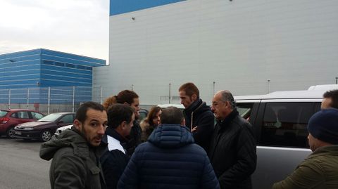 Jos� Armando Tellado, director general de CAPSA, dialoga con los miembros del comit� de empresa