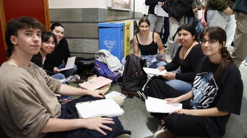 Estudiantes de Vigo repasando antes de las pruebas de la PAU