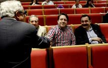 <span lang= es-es >Diferencias evidentes</span>. El vicepresidente saliente, Javier Rodr�guez Paradelo y el presidente de la CEO, Jos� Manuel P�rez Canal, evidenciaron sus diferencias durante la junta directiva de ayer. Paradelo, que hab�a saludado a todos cordialmente, tom� la palabra en el turno de ruegos y preguntas para explicar los motivos de su marcha, entabl�ndose un di�logo �poco amistoso� entre ambos, seg�n algunos asistentes.