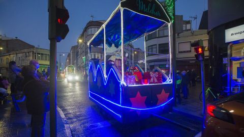 Ilusionante espera y recorrido de los Reyes por Carballo