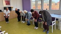 La enfermer�a del centro de salud de Mera dirige las actividades adaptadas, como sencillos ejercicios f�sicos, para un envejecimiento m�s saludable