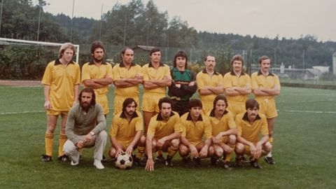 Jos� Duarte, arriba a la derecha, junto al resto de exfutbolistas del Club Deportivo Espa�ol helv�tico, en Suiza