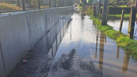 Las inundaciones son frecuentes, cuentan, tras la construcci�n de este muro
