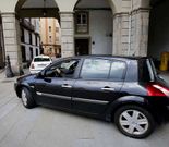 Un coche circula por Puerta Real, en la entrada de la plaza de Mar�a Pita. 