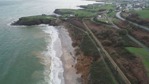 Arealonga, en Foz, con desprendimientos junto a la l�nea del tren