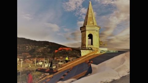 Reparaci�n de la cubierta de la capilla de La Cadellada, en Oviedo
