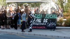En el 2011, el hoy concejal Jos� Manuel Sande se manifest� contra el desalojo de la Casa das Atochas. En el 2014, el diputado de En Marea, Ant�n Gomez-Reino hizo lo propio en las Oblatas. En esos dos desalojos de centros okupados que orden� la Justicia no se produjeron heridos. En el de la Insumisa, ordenado por el gobierno local de la Marea hace una semana, hubo diez, entre ellos tres polic�as.