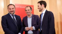 El ministro �balos durante una reuni�n con miembros de Navarra Suma.