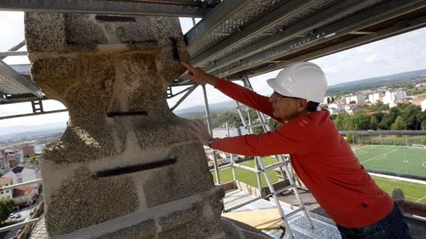Manuel Freire, el arquitecto director de las obras, se�ala los remaches de hierro colocados durante la construcci�n del edicicio para asegurar las piezas de la c�pula