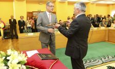 Evencio Ferrero recibe el bast�n de mando de manos del presidente de la mesa de edad, Jos� Bello. 