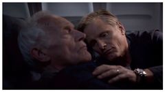 Los actores Lance Henriksen y Viggo Mortensen, en una escena del filme �Falling�