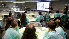 Alumnos de bachillerato, en la Domus de A Coru�a siguiendo uno de los talleres imparticos por los cient�ficos del Inibic