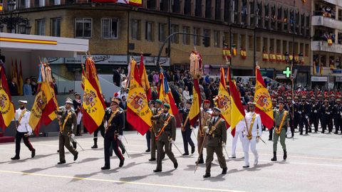 Varios militares desfilan durante el desfile militar con motivo del DIFAS