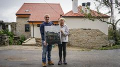 Carmine y Elvira posan con una fotograf�a de su antigua vivienda
