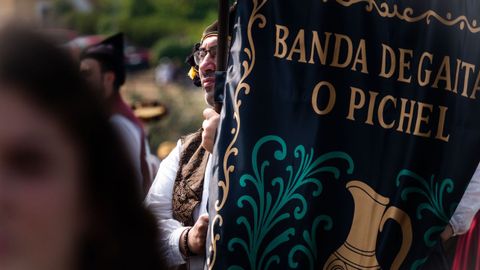 La Banda de Gaitas O Pichel, integrada por m�sicos de Santiago y Vigo, particip� en el desfile
