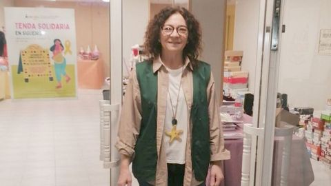 Merce Fernández en la tienda inaugurada ayer en la avenida de Compostela, 12 (Sigüeiro). Ella ha sido clave para abrir las puertas durante este fin de semana del establecimiento solidario. «Su compromiso y dedicación son un verdadero ejemplo de solidaridad local, mostrando cómo los lazos comunitarios pueden marcar la diferencia en la vida de quienes más lo necesitan», destacan desde Asanog.