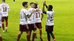 Jugadores del Pontevedra, de blanco, celebran la victoria en Copa ante el Tenerife
