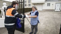 Protecci�n Civil de Malpica repartiendo alimentos