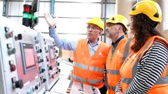 Jos� Carlos Vidal y Patricia Lojo comprobaron el avance de las obras de ampliaci�n de la planta.