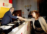 Alierta, saludando ayer en Santiago a la conselleira de Traballo, Beatriz Mato.