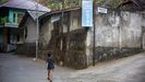 Un nio caminando cerca del hotel de Indonesia en el que se pierde la pista de la turista gallega.