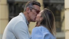 Joaqu�n Prat y Alexia Pla, bes�ndose en una imagen de archivo