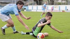 Jacobo Folgar, que se pierde el partido por acumulaci�n de amarillas, derriba a un rival en la visita del Boiro.