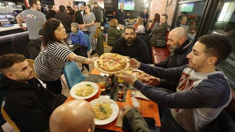 El local tuvo una gran afluencia de público el día de su estreno.
