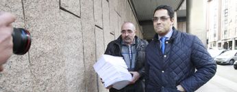 Los abogados del club con la documentaci�n