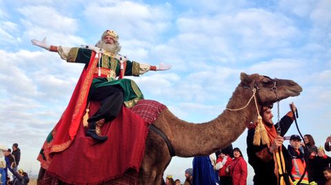 Melchor saluda, recién desembarcado en Gijón