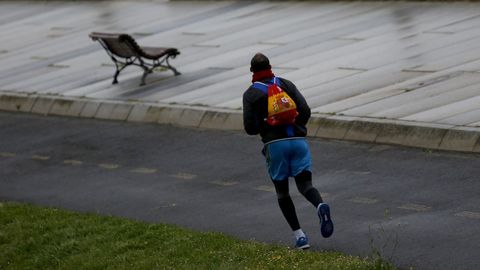 Deportistas en el paseo de Coroso en Ribeira