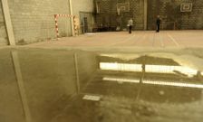Diputaci�n y Xunta han comprometido 25.000 euros para solucionar las humedades del pabell�n. 