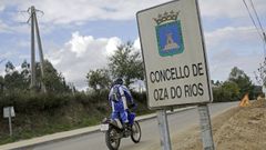Antiguo cartel de Oza dos R�os, concello que se fusion� con Cesuras.