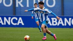 Manuel Ferreiro, conduciendo el bal�n durante un encuentro del Fabril en Abegondo.