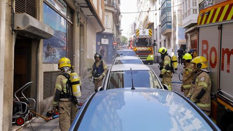 Los bomberos de Ferrol ventilan un s�tano de la calle S�nchez Barc�iztegui de donde sal�a una gran humareda.