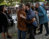 Los familiares estuvieron arropados por los vecinos. 